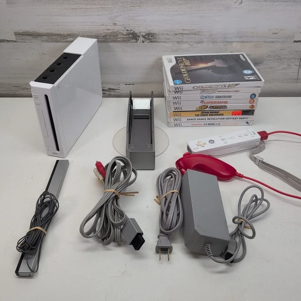 Nintendo Wii RVL-001 Console Bundle White GameCube Compatible 8 Games Nunchuk
